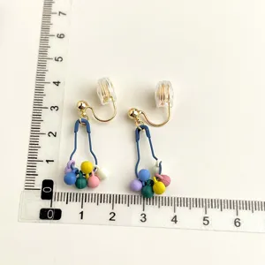 Orecchini clip con design a spilla da balia e perline colorate pendenti. Metallo dorato.