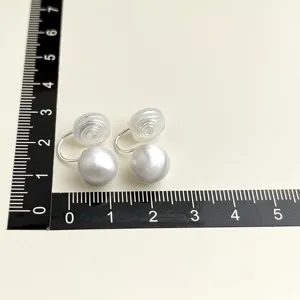 Ohrclips mit grosser Perle und spiralförmigem Clip-Design für Damen ohne Ohrlöcher.