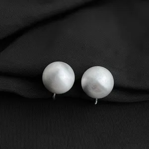 Exquisite silberne kugelförmige Ohrclips, elegantes mattes Metalldesign für ungepiercte Ohren.