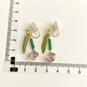 Eleganti orecchini clip con ciondoli a foglia verde e perline rosa, perfetti per ogni occasione.