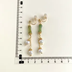 Elegante Süßwasserperle Bambus Ohrclips mit vergoldetem Design für ungestochene Ohren.