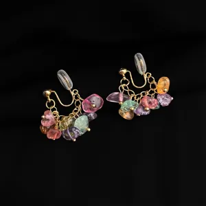Raffinati orecchini a clip con pietre di cristallo colorate irregolari e finitura oro.