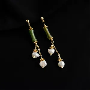 Detailansicht eleganter langer Ohrclips mit grunen Bambusperlen und Barockperlen.