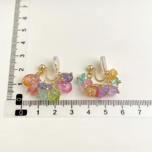 Affascinanti orecchini a clip in pietra multicolore con design placcato in oro.