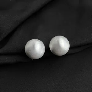 Elegante matte silberne Kugelohrhuenge, minimalistisches Design fuer Alltag und Party.