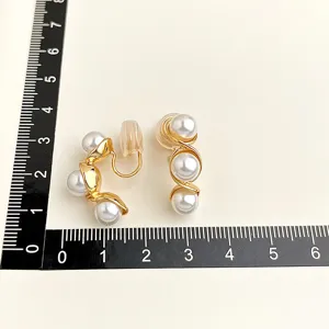 Elegante vergoldete Perlen-Ohrclips mit bequemen Spulenpads für ungestochene Ohren.