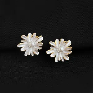 Nahaufnahme Detailansicht eleganter weißer Blumen Perlen Ohrclips mit goldenem Rand.