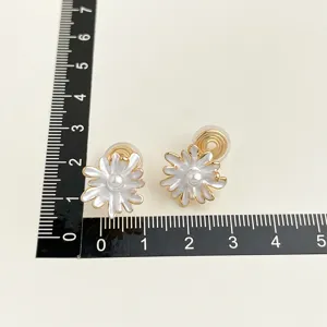 Schicke Blumen Clip-Ohrringe mit Perlenakzent und vergoldetem Finish zur Grösse.