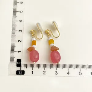 Orecchini clip con perle di pietra colorate e elementi placcati in oro per orecchie non forate.