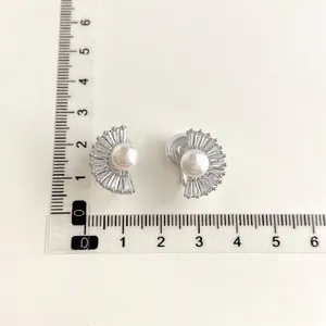 Detaillierte Ansicht eleganter fächerförmiger Perlen-Ohrclips mit funkelnden Kristallen.