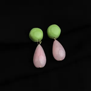 Eleganti orecchini con parti superiori verdi e ciondoli a goccia rosa traslucidi.