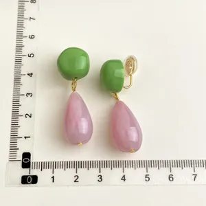Orecchini a clip pendenti verdi e rosa con scala di misura, gioielli di modo eleganti.