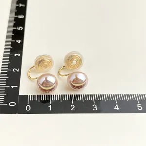 Detailansicht von Ohrclips für ungeohrte Ohren mit vergoldeter Spirale und irisierenden Perlen.