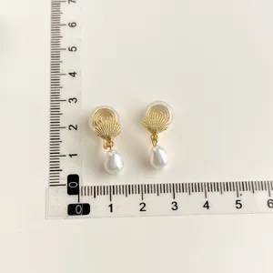 Goldfarbene Muschel-Perlen-Ohrclips, eleganter schmerzfreier Ohrring ohne Ohrloch für Alltag.