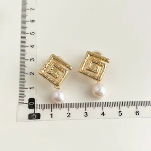 Goldene geometrische Süßwasserperle Ohrclips, bequeme Spulenpolster für nicht durchstochene Ohren.