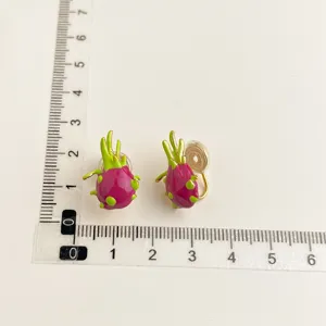 Orecchini a clip smaltati frutto del drago, design carino, senza fori, dettagli placcati oro.