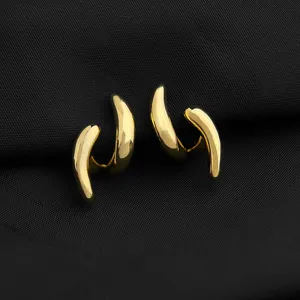 Detailansicht goldfarbene spiralförmige Ohrclips, elegante Ohrringe ohne Ohrloch für Damen.