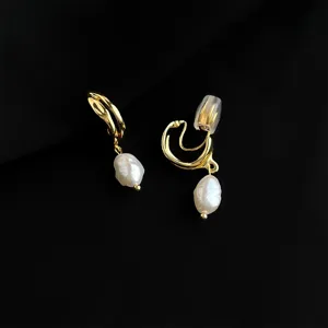 Detailansicht der eleganten goldenen Ohrclips mit doppelter Spirale und Süßwasserperlen.
