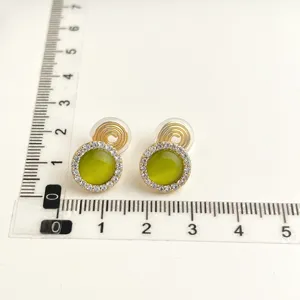 Orecchini a clip con pietra verde dorata e pavé di cristalli per orecchi non forati