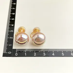 Elegante Glasperlen Ohrclips mit vergoldetem Spulendesign für ungestochene Ohren glänzend.