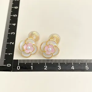 Elegante doppellagige Blumen Clip Ohrringe mit rosa weißen Blütenblättern und Perle.