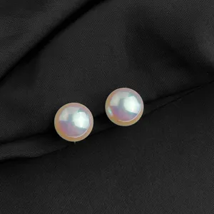 Exquisite irisierende Glasperlen Ohrclips mit glänzender Oberfläche, elegantes Schmuckdetail.