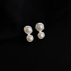 Detailaufnahme von doppelten Süßwasserperlen Ohrclips, elegantes clip-on Design für Damen.