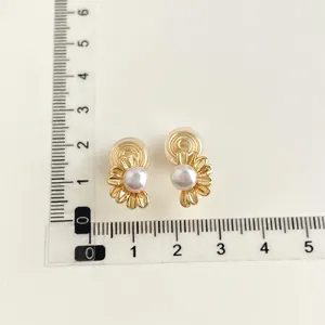 Süßwasserperle Ohrclips mit vergoldetem Blumendesign, schmerzfrei für nicht durchstochene Ohren.