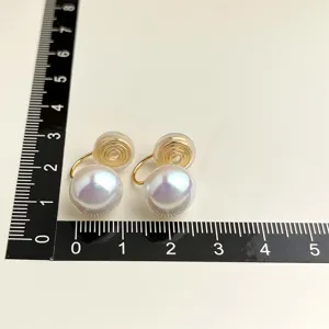 Ohrclips ohne Ohrloch mit Perle und vergoldetem Moskitospirale-Design für elegante Damen.