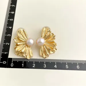 Vergoldete doppellagige Blumen Perle Clip Ohrringe elegante Schmuckgroessenanzeige