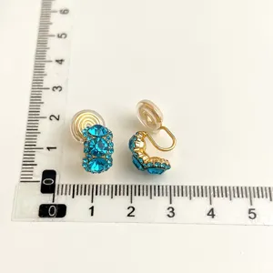 Orecchini clip in cristallo blu con base dorata, design senza fori, gioielli eleganti.