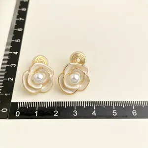 Kamelie Perlen Ohrclip vergoldet, schmerzfreies Clip-Design fur Damen ohne Ohrloch.