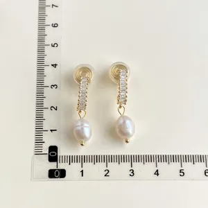 Vergoldete Süßwasserperlen Clip-Ohrringe mit funkelnden Zirkonia Steinen für Damen.