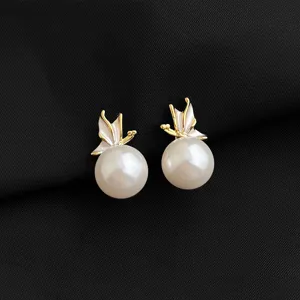 Nahaufnahme eleganter Perlen- und Gold-Schmetterlings-Ohrclips mit feiner Textur.
