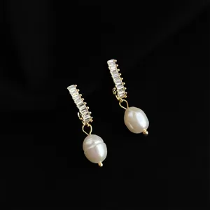 Süßwasserperle Zirkonia Ohrringe Detailansicht, elegante vergoldete Clip Ohrringe für Damen Schmuck.