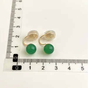 Vista dettagliata di orecchini clip perle verdi con design dorato e scala misura.