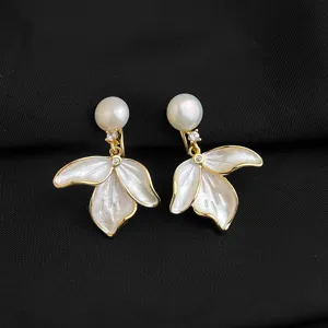 Elegante vergoldete Perlen und weiße Blumen Clip Ohrringe für nicht durchstochene Ohren.