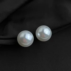 Elegante große weiße Perlen Clip-Ohrringe für nicht durchstochene Ohren, schicker Schmuck.