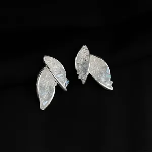 Eleganti orecchini foglia di cristallo argento, gioielli minimalisti chic per le donne.