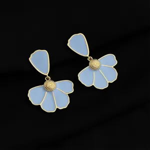 Chic orecchini a goccia fiore smalto azzurro chiaro con bordi placcati oro 18k.