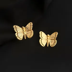 Nahaufnahme strukturierter goldener Schmetterlings-Ohrclips, eleganter Clip-Ohrring.