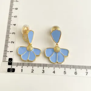 Orecchini clip fiore smalto blu vista dettagliata, elegante design placcato in oro.