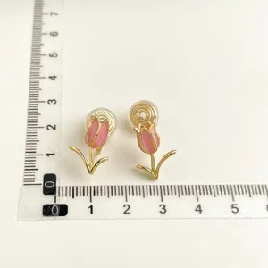 Orecchini a clip tulipano smaltato rosa dorato con cuscinetto per orecchie non forate.