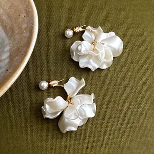 Elegant Copper Artificial Pearl White Resin Flower Earrings Electroplated Sweet Floral Drop Ear Ring Multi Wearing Jewelry For Women