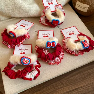 Coleteros de pelo de felpa coreanos dulces con amuletos de resina y diseño de tela a cuadros.