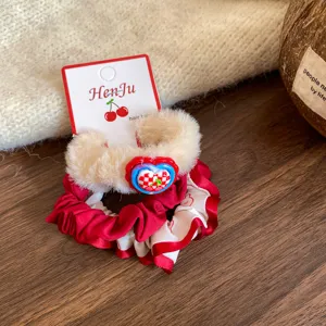 Vista detallada del juego de coleteros de pelo de felpa y encaje dulce coreano con diseño de corazón.