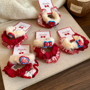 Coletero de felpa de tela suave coreana, coletero esponjoso a cuadros rojos con dijes de dibujos.