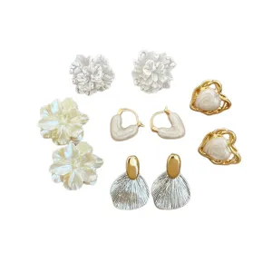 Set di orecchini floreali vintage francesi, eleganti orecchini a lobo geometrici a cuore.