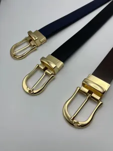 Ceinture fine en cuir avec boucle ardillon dorée, ceinture élégante et décontractée.
