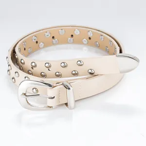 Vue de détail d'une ceinture cloutée pour femme, cuir PU beige à double rivet.